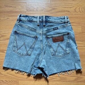 High-Rise Wrangler Retro shorts size 25